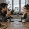 Un couple aborde calmement une inquiétude de fidélité