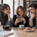 Des amis utilisent Tinder Matchmaker pour recommander des profils